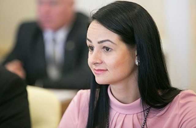 Чиновница Глацких, «не просившая рожать», вернулась на работу в прежнем статусе