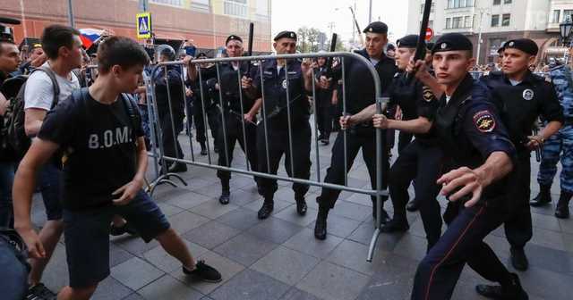 Зачем Госдума приняла закон об ответственности за участие детей в митингах?