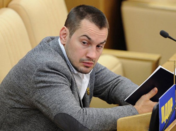 Нелюбимого Жириновским депутата Дмитрия Носова приревновали к тайским трансвеститам, похожим на Яну Кошкину