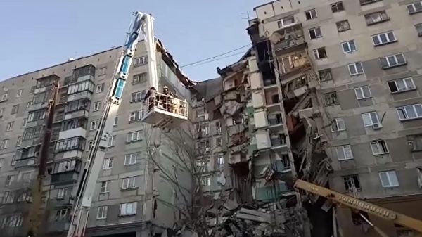 Камеры сняли момент взрыва в многоэтажке в Магнитогорске