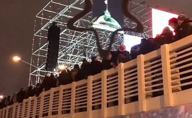 В результате обрушения деревянного моста в Парке Горького пострадали 13 человек