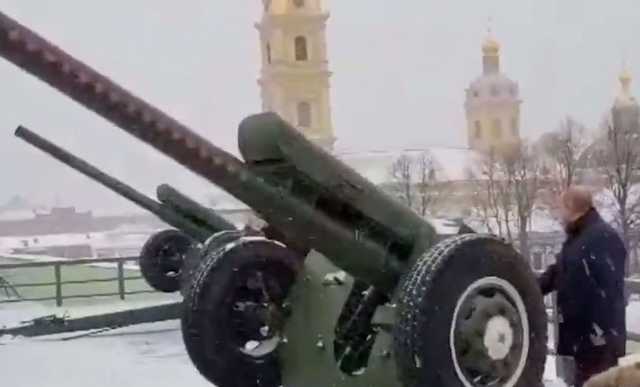 Путин выстрелил из пушки Петропавловской крепости