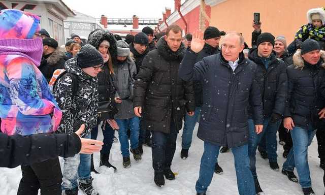 Опубликовано видео, как Путин в Петербурге вернулся для снимка с расплакавшейся маленькой девочкой