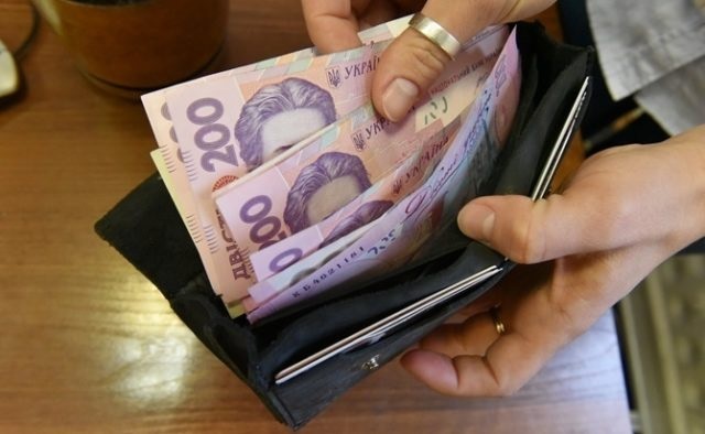 В Киеве адвокат депутата пытался подкупить офицера полиции
