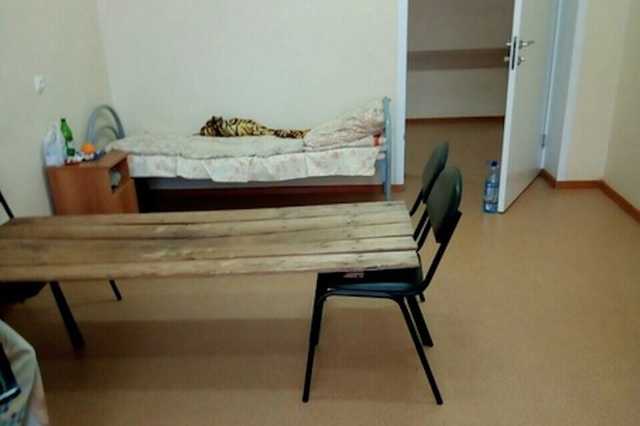 В пензенской больнице пациентов кладут на «кровати» из досок и стульев
