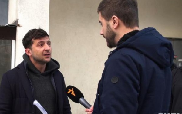 Автомобиль Зеленского сопровождает микроавтобус компании Коломойского