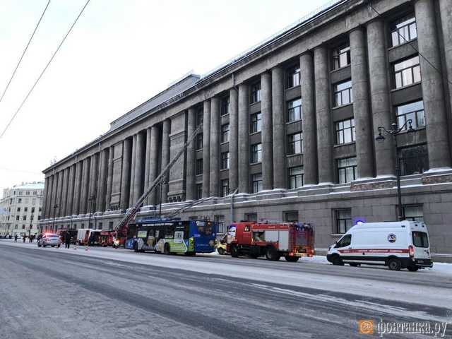 В центре Санкт-Петербурга горит суд: первые фото и видео