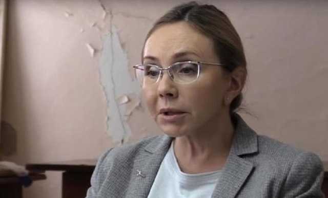 Посоветовавшая врачам мыть полы чиновница покрасила дверь в поликлинике
