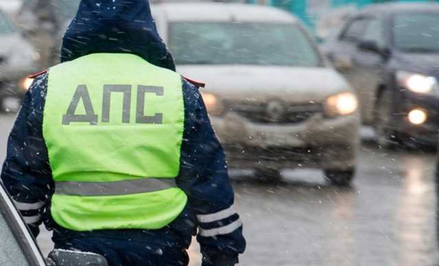 Уральского силовика остановили за рулем служебного автомобиля с поддельными номерами