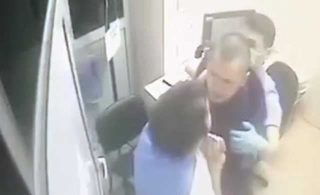 Муж пациентки с кулаками набросился на врача в больнице Новосибирска