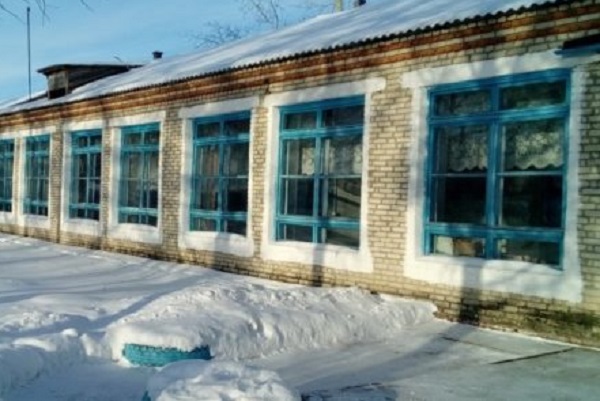 В школе, где директор прыгал через костер без штанов, физрук избил ученика