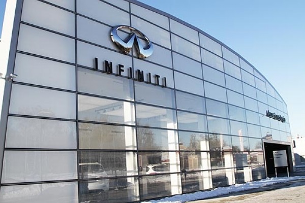 Буйная клиентка устроила погром в автосалоне Infiniti в Москве