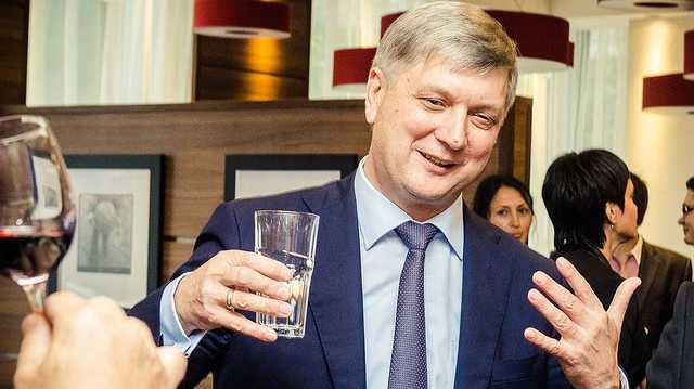 Губернатор Гусев "особо сложно" профукал ещё две дюжины премий