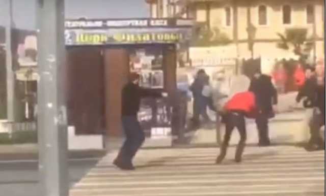 В центре Адлера житель Сочи устроил стрельбу при обороне от толпы хулиганов