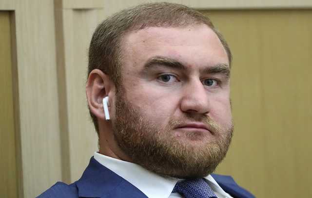 Задержанный за убийства российский сенатор не знает русский язык