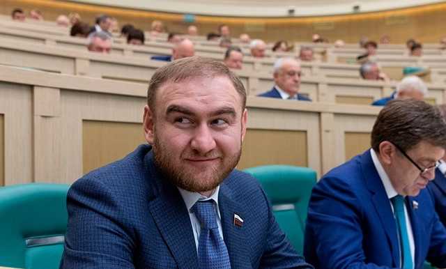 Чайке указывали на сенатора Арашукова еще осенью