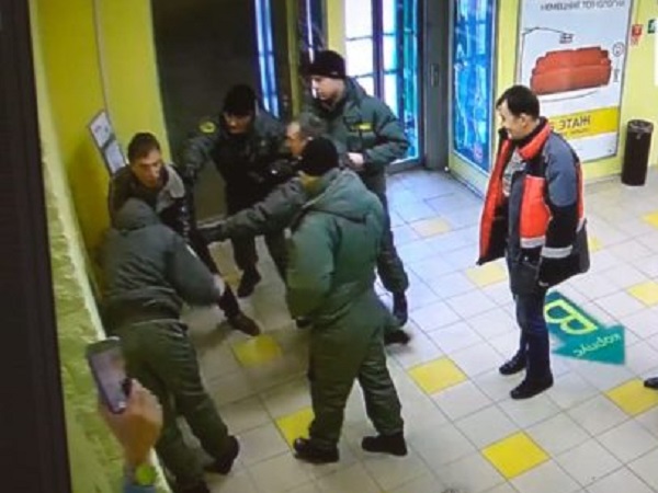 «Били жестоко ногами». Сотрудники ЧОП напали на директора завода «ЭМА»