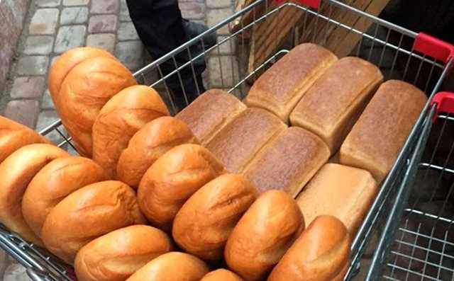 Сотрудников магазина обязали портить нераспроданный хлеб грязной водой
