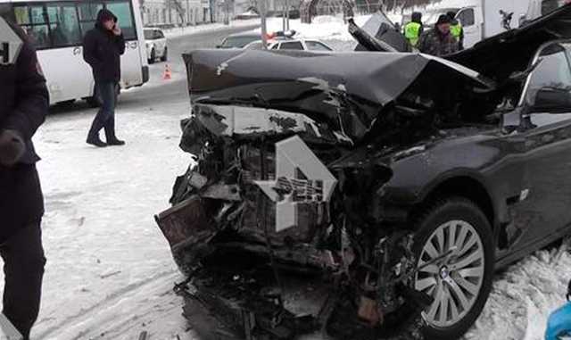 Камера сняла, как BMW врезался в дом в Ульяновске