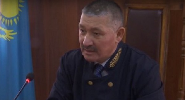 "Угрожал посадить в тюрьму". Главного судью Актау отстранили от должности