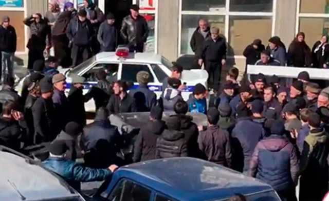 В Дагестане над обстрелявшим подростка полицейским устроили самосуд