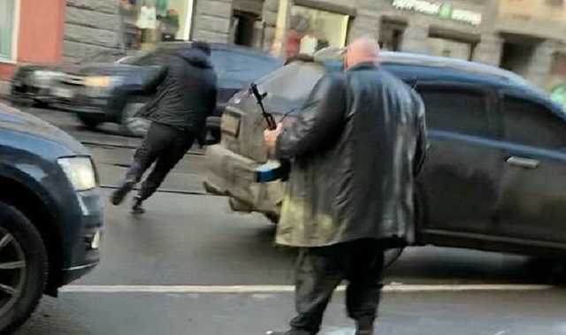 Шоумен Стас Барецкий напал с автоматом на подрезавшую его автоледи