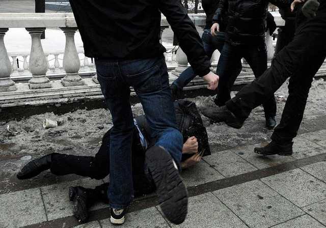 Подростки избили одноклассника-инвалида за пост в соцсети