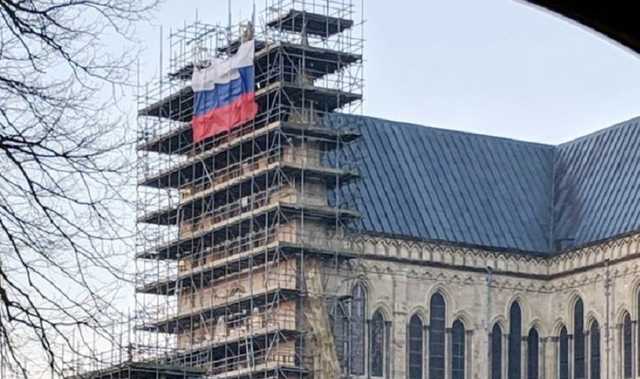 «Глупый трюк»: на соборе в Солсбери вывесили флаг России