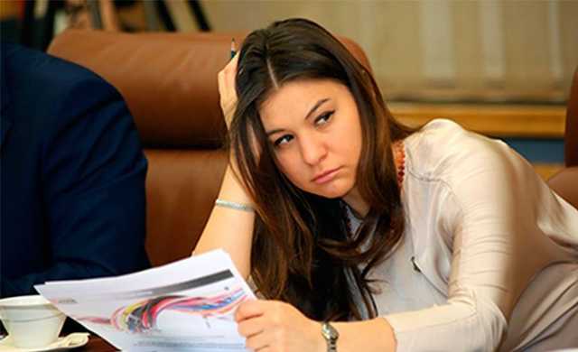 Отказавшаяся от Porsche чиновница лишилась поклонника из-за шумихи в СМИ