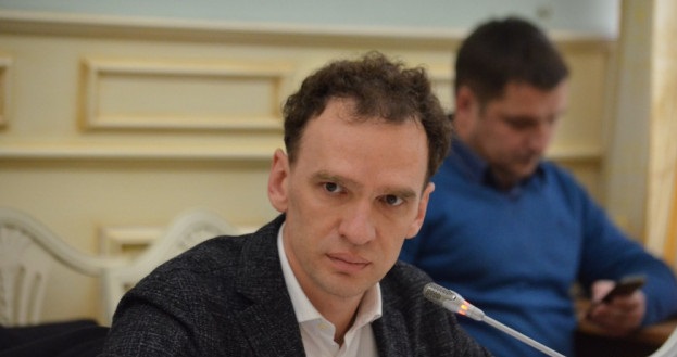 Начальника Управления рекламы Александра Смирнова обвинили в сговоре с операторами рынка