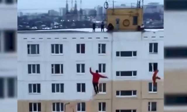 В Башкирии экстремалы прошлись по натянутым между домов канатам