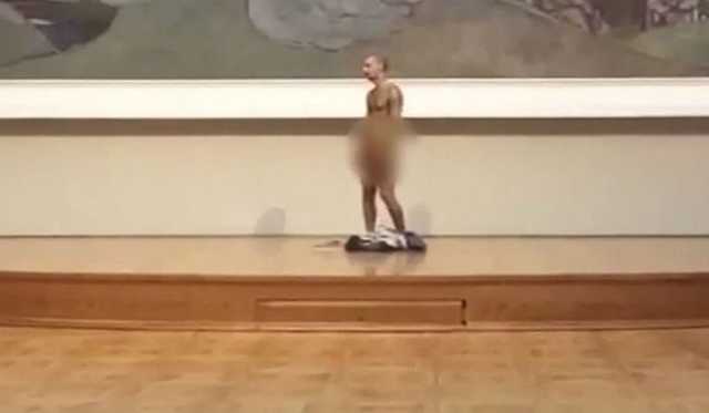 Гулявший по Третьяковке голым акционист спешно покинул Россию