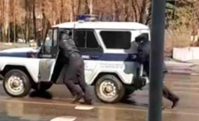 В Липецке толкающие «Бобик» полицейские попали на видео