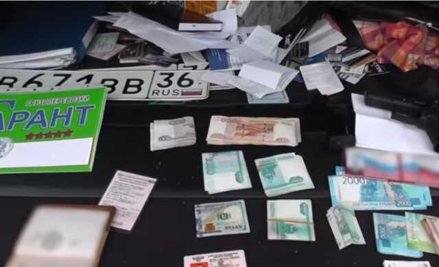 В Воронеже автоинспектор и чиновник продавали дальнобойщикам разрешение на перегруз