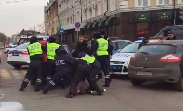 Потасовка с участием полицейских в Махачкале попала на видео