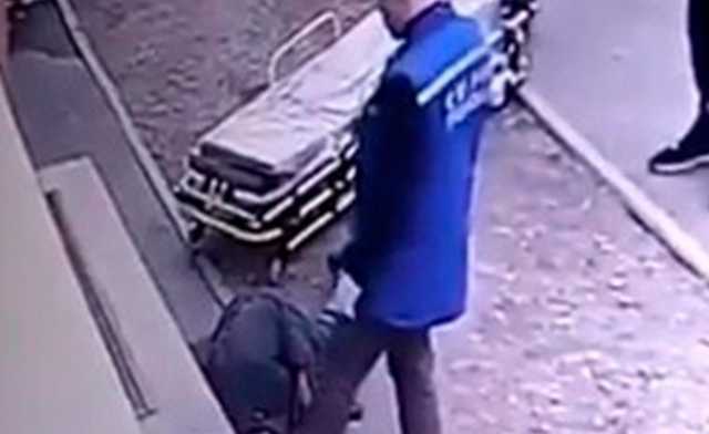 В Благовещенске врач скорой помощи ногой «проверил», жив ли пациент