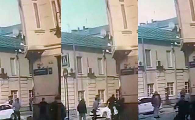 Из окна отеля на Патриарших прудах выбросили собранные в Чечне 21 млн рублей