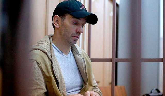 Экс-министра Абызова перевели в двухместную камеру с телевизором и холодильником