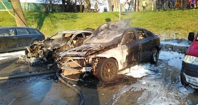 Стало известно, кому принадлежат две сгоревшие в центре Киева BMW