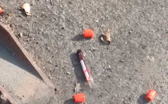 В Кемерове возле областного СПИД-центра нашли выброшенные пробирки с кровью