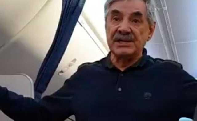 Александра Панкратова-Черного сняли с рейса после «выступления» перед пассажирами