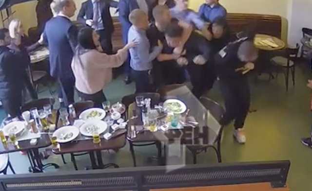 Опубликовано полное видео избиения чиновников Кокориным и Мамаевым в кафе