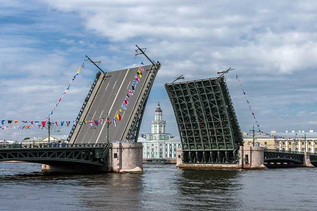 Появилось видео прыжка на машине через разведенный мост в Петербурге