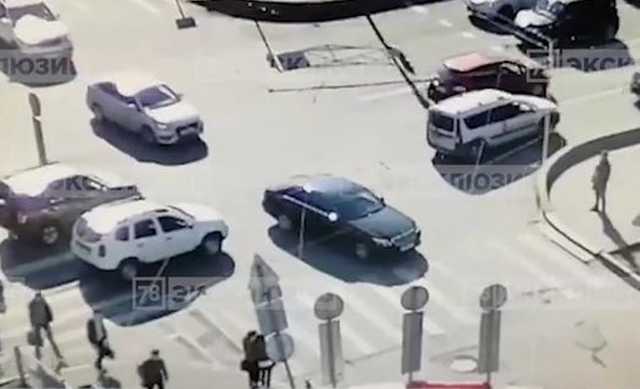 В Санкт-Петербурге дорожный знак упал на двух человек