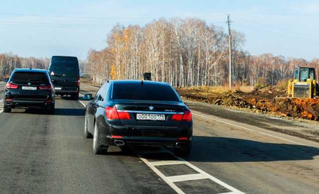Мажоры в Тюмени устроили заезд с номерами «АУЕ» и «XXX»