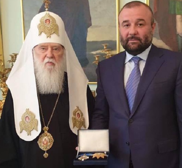 Филарет наградил криминального авторитета Нарика Орденом Святого Архистратига Михаила