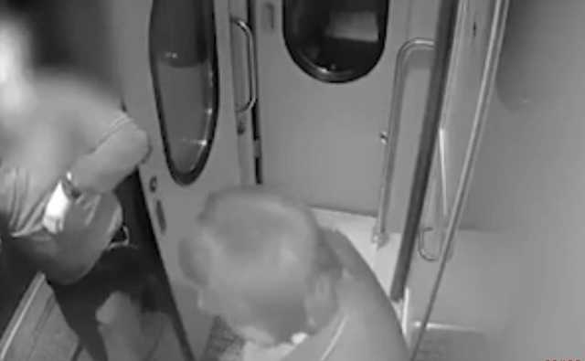 Пьяный адвокат избил начальника поезда и проводницу