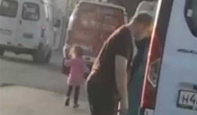 Под Новосибирском сняли на видео «зависшего» водителя маршрутки