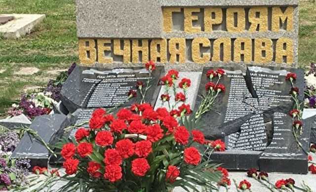 Под Севастополем разгромили памятник участникам ВОВ с именами крымских татар