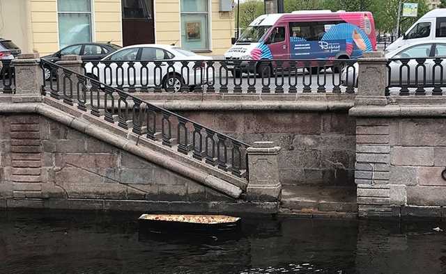 В Питере по каналу проплыл черный гроб